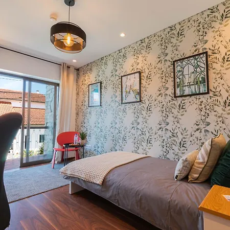 Hotel 7min From And Se Velha - Ac - Work Desk - Wifi 300mbs